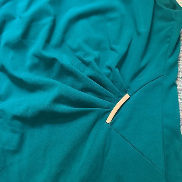 Calvin Klein flattering turquoise, side rusched shift dress 8P - Picture 2 of 6